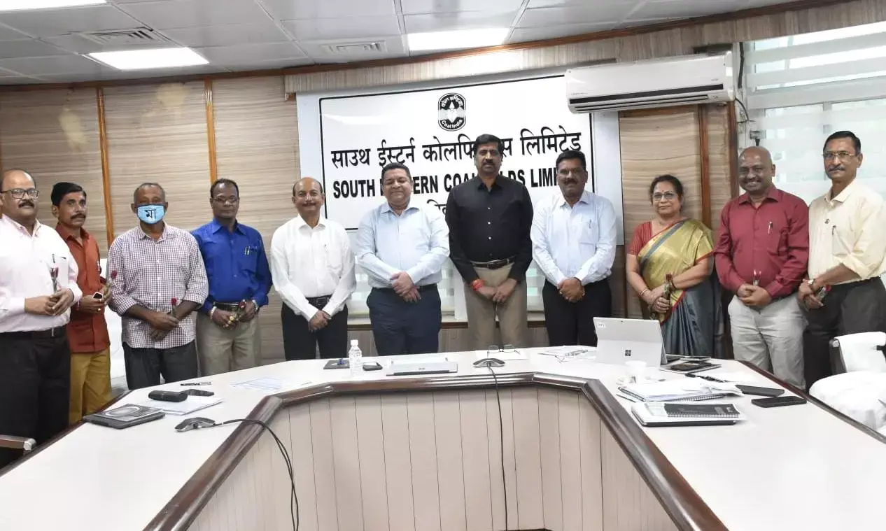 एसईसीएल मुख्यालय के सेवानिवृत्त कर्मियों की भावभीनी विदाई