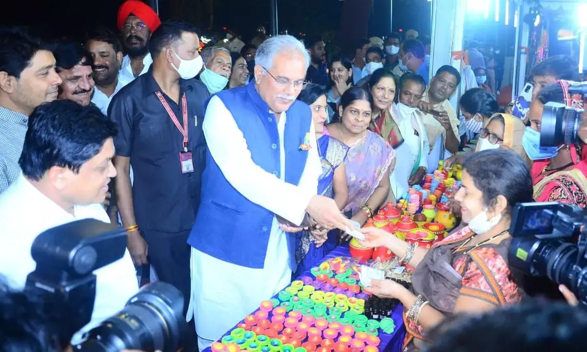 मुख्यमंत्री भूपेश बघेल लोक माटी शिल्प हाट पहुंचे... स्व-सहायता समूहों से खरीदे मिट्टी और गोबर के दीये