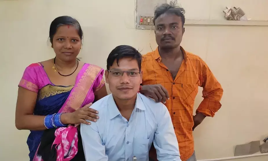 रिक्शेवाले का बेटा बना सेल टैक्स आफिसर...3 साल की उम्र में चल बसी माँ... जनरल स्टोर में काम, फिर टेलरिंग कर पास की CGPSC