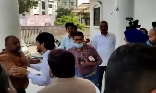 कांग्रेस भवन में फिर गाली-गलौच, झूमाझटकी: पीसीसी अध्यक्ष के सामने ही भीड़ गए कर्मकार मंडल अध्यक्ष और महासचिव