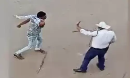 VIDEO-कांस्टेबल की पिटाई: ऑन ड्यूटी सिपाही की डंडे के टूटते तक पिटाई, नशे में धुत युवक ने सरेराह की वारदात