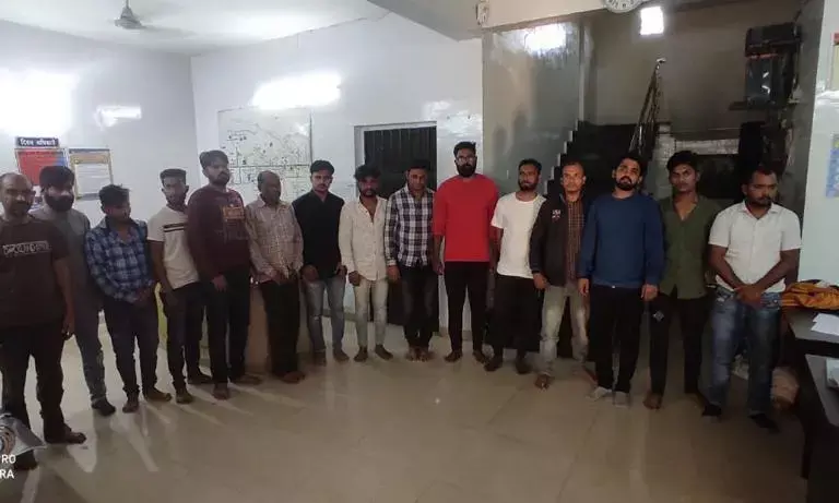 14 जुआड़ी पकड़ाएः चल रहा था लाखों का जुआ, तभी पुलिस आ धमकी, 4 लाख 29 हजार नगदी सहित 14 आरोपी गिरफ़्तार
