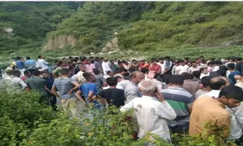 गहरी खाई में गिरा वाहन, 5 लोगों की मौत...1 गंभीर रूप से घायल