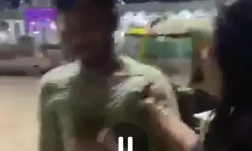 VIDEO- युवती ने सरेराह युवक की कर दी जमकर पिटाई... फिर थाने में पुलिसकर्मियों के सामने भी धुना...युवक ने कुत्ते को बेहरमी से पीटते हुए उतारा था मौत के घाट