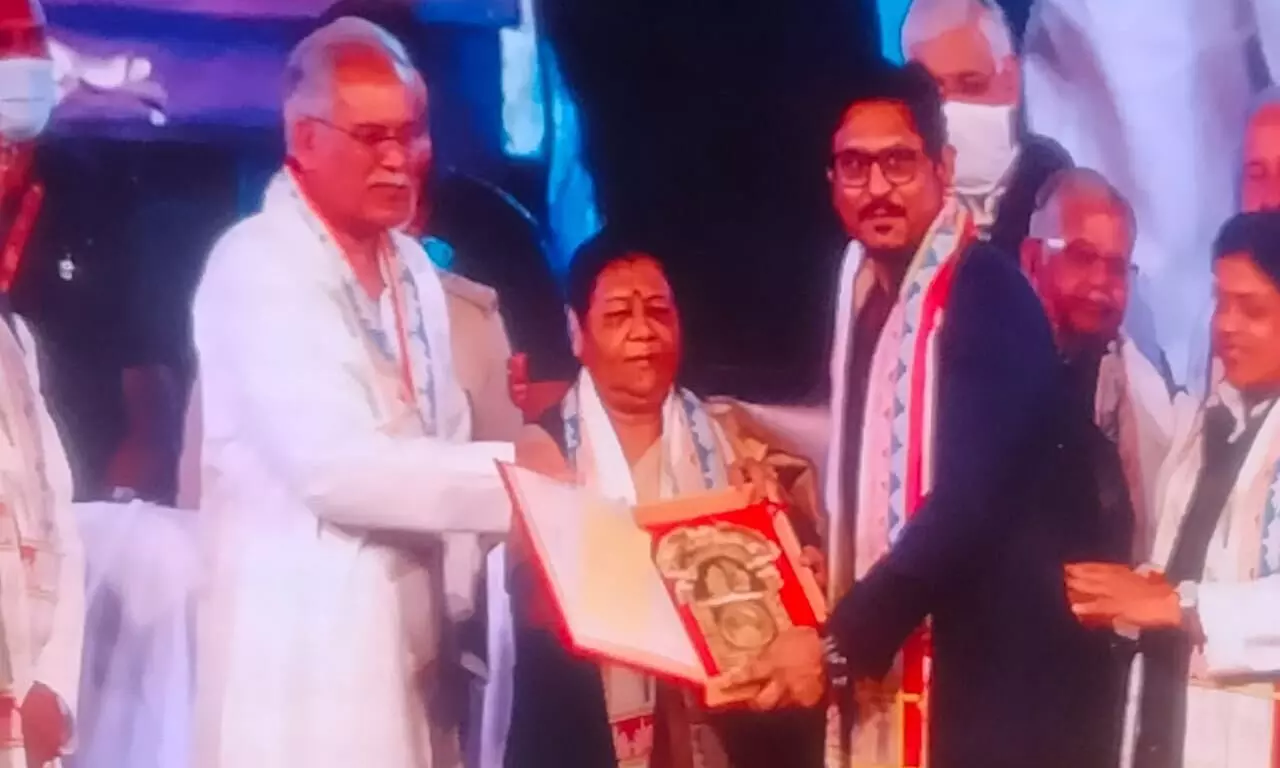 चमनबहार को मिला सम्मानः अपूर्व धर बड़गैय्या को छतीसगढ़ी सिनेमा चमन बहार के उत्कृष्ट निर्देशन के लिए मिला किशोर साहू राष्ट्रीय पुरस्कार चमनबहार को मिला सम्मानः अपूर्व धर बड़गैय्या को छतीसगढ़ी सिनेमा चमन बहार के उत्कृष्ट निर्देशन के लिए मिला किशोर साहू राष्ट्रीय पुरस्कार