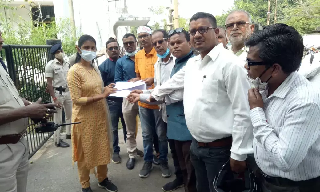 पुरानी पेंशन योजना बहाल की मांग को लेकर तहसीलदार को सौपा ज्ञापन