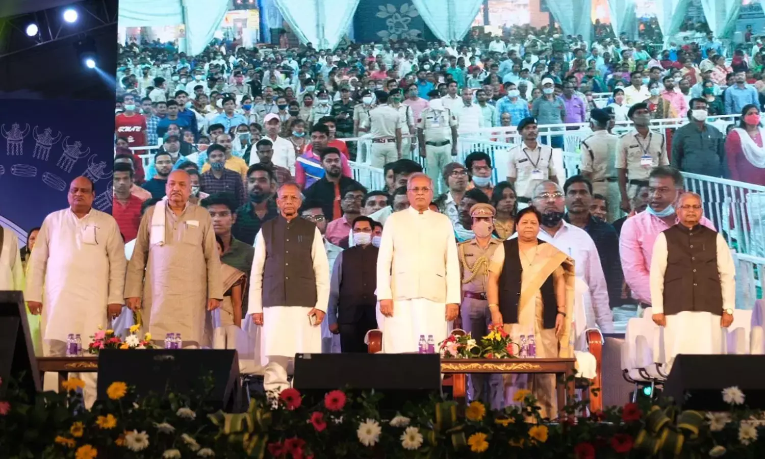 राज्योत्सव के मंच पर मीठी नोकझोंकः नेता प्रतिपक्ष का सियासी तंज -बिसाहू दास महंत के नाम पुरस्कार, विधानसभा अध्यक्ष के होत हे तिरस्कार CM बघेल का पलटवार-परंपरा नई टूटिस नेताजी..छत्तीसगढ़ बन गए रहिस छत्तीसगढ़िया लगते नई रहिस