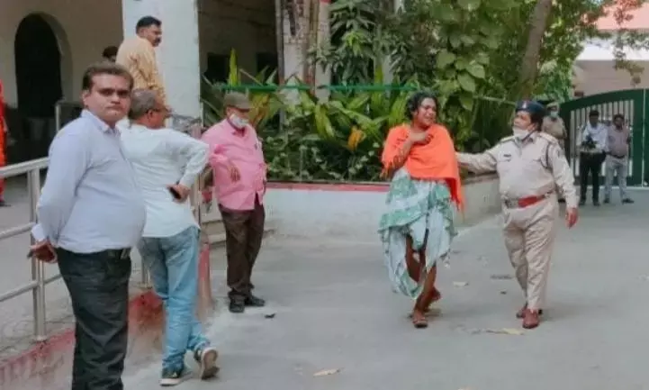 कलेक्टर के चेम्बर के सामने पोर्च में जब निःवस्त्र हो गया किन्नर, मचाया हंगामा