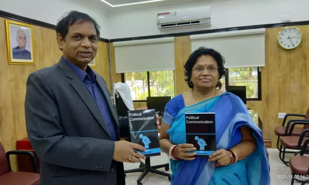 पत्रकारिता विभाग की एचओडी गोपा बागची ने कुलपति प्रो0 चक्रवाल को भेंट की पॉलिटिकल कम्यूनिकेशन संपादित पुस्तक की प्रथम प्रति