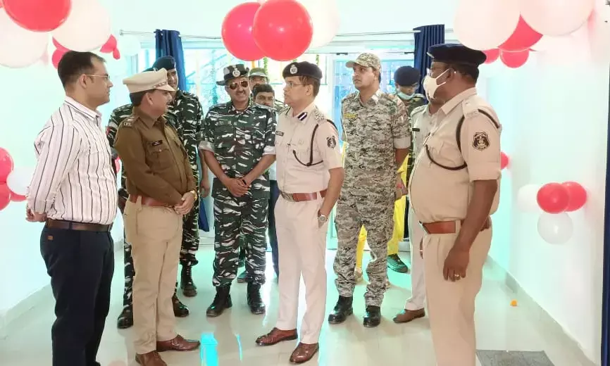 झारखंड सरहद पर कैंप बंदरचुआ में IG सरगुजा ने जवानों संग मनाई छोटी दीवाली: कलेक्टर ने जवानों को मिठाइयाँ बाँटी.. सैनिक सम्मेलन भी