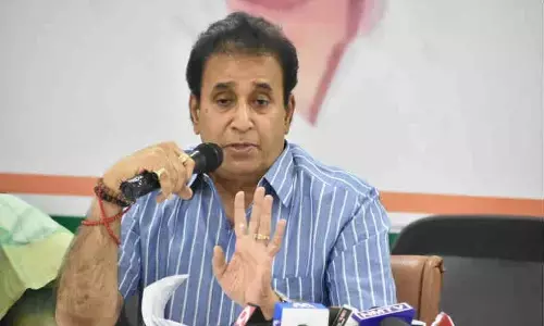 पूर्व गृह मंत्री गिरफ्तारः 100 करोड़ के रिश्वत मामले में ईडी ने पूर्व गृह मंत्री को किया गिरफ्तार, आठ घंटे की पूछताछ के बाद ईडी के अधिकारी पूर्व मंत्री को ले गई दिल्ली