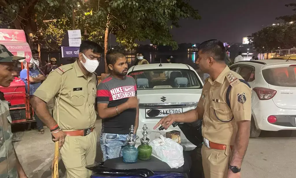 स्कूटी में हुक्के की होम डिलवरी, चेकिंग के दौरान पुलिस ने पकड़ा, 7 नग हुक्का और जर्दा जब्त....