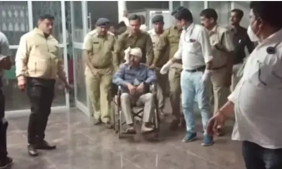 IPS त्रिलोक बंसल कुछ देर में पहुँचेंगे बिलासपुर: हड़बड़ाहट में पत्थर पर जा गिरे थे सर के बल.. परिजनों से की दूरभाष पर चर्चा.. सामान्य संवाद कर रहे हैं..