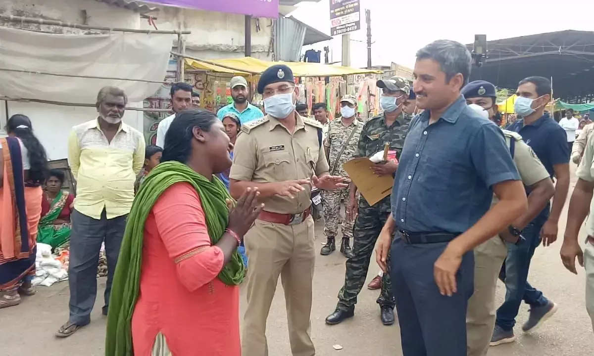 जब एसएसपी मिट्टी के दिए खरीदने पहुंचे मार्केट....स्थानीय दुकानदारों से चर्चा कर, लिया मार्केट का जायजा