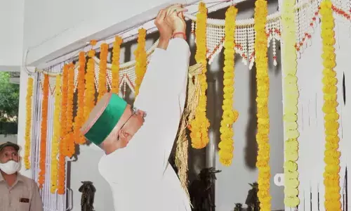 CM हाउस में दिवाली: मुख्यमंत्री भूपेश बघेल ने  ने भी धान की झालर चिरई-चुगनी से सजाया घर