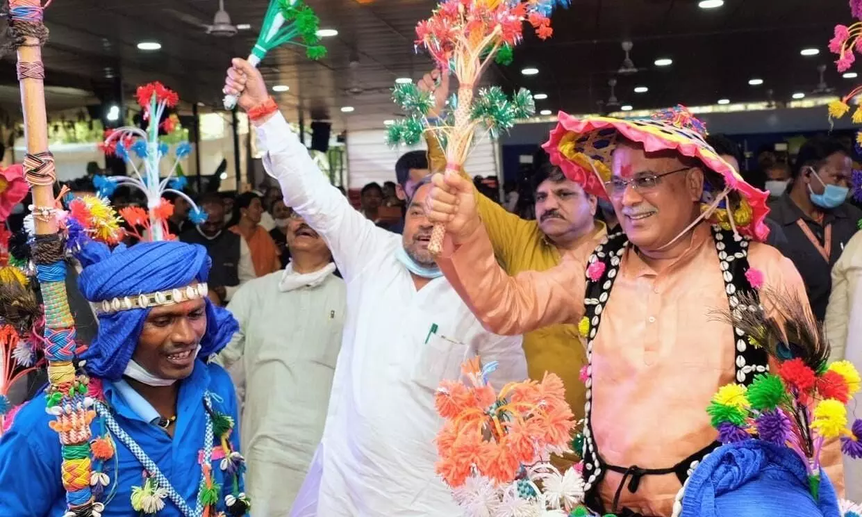 मुख्यमंत्री भूपेश बघेल ने परिवार के साथ मनाया गोवर्धन तिहार मुख्यमंत्री भूपेश बघेल ने परिवार के साथ मनाया गोवर्धन तिहार