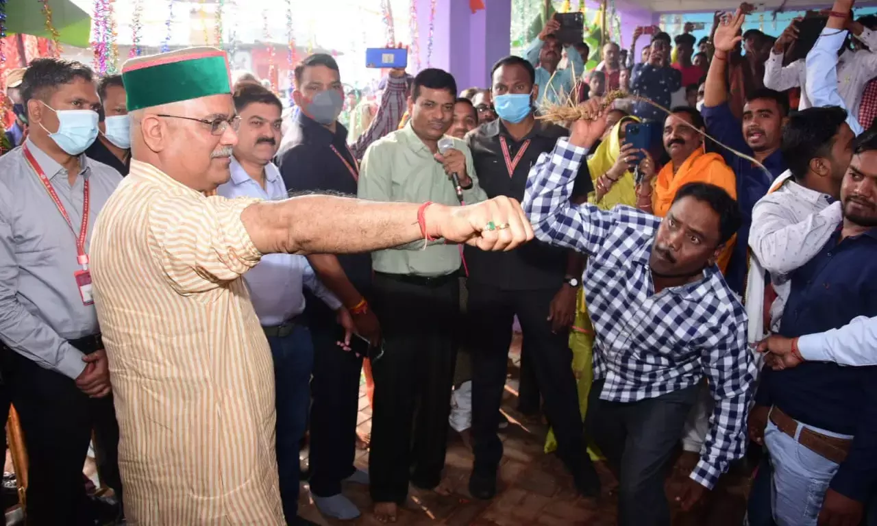 CM बघेल पहुँचे जंजगिरी वीडियो: कुश के सोंटे की निभाई परंपरा.. मंगल कामना और शुभ के लिए कुश के सोंटे का प्रहार सहते हैं लोग