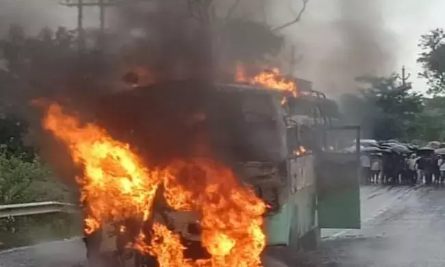 जिंदा जल गए तीन यात्री, सड़क पर खड़े कंटेनर से भिड़ी मिनी बस,  टकराने के बाद बस में लगी आग...दर्शन कर लौट रहे थे