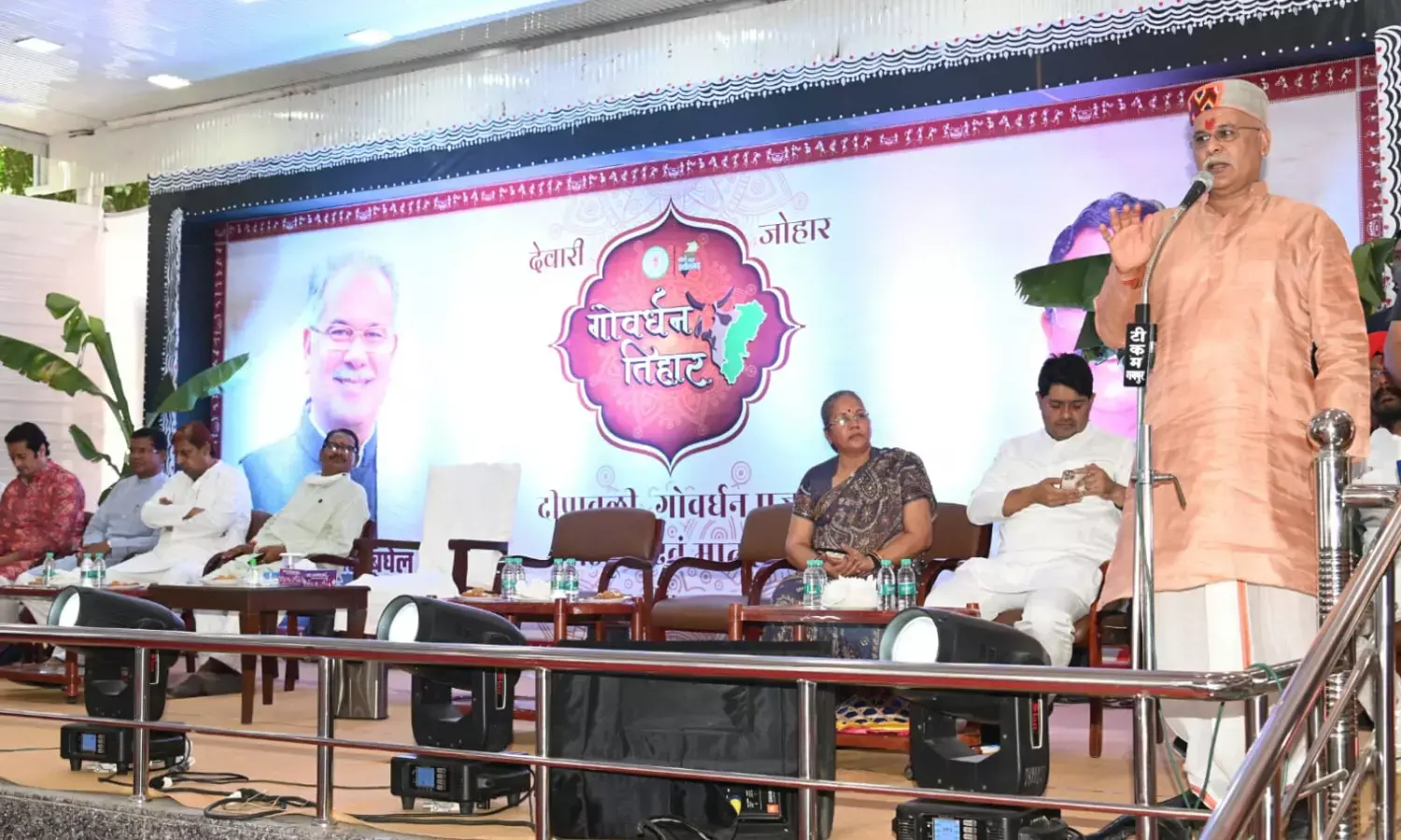 मुख्यमंत्री का प्रदेशवासियों से बड़ा आह्वान: गौ माता की सेवा और चारे के लिए किसानों से पैरा दान की अपील... प्रकृति की पूजा का दिया संदेश