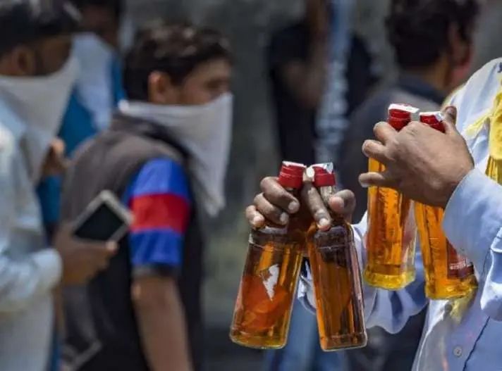 शराब पीकर 12 की मौत: जहरीली शराब पीने के बाद कई की हालत गंभीर, 24 घंटे में 12 की गई जान...मचा कोहराम