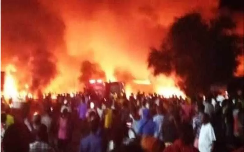 भयानक अग्निकांड: बिल्डिंग में आग लगने से 27 की मौत, कई लापता, दो दमकल कर्मी भी लोगों को बचाते दम तोड़ा