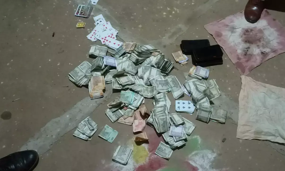 14 जुआरी गिरफ़्तार: राईस मिल में जुआ खेलते 14 पकड़ाये, चार लाख 50 हजार नगदी भी जब्त