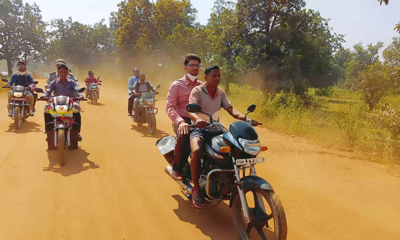 कलेक्टर, एसपी बाइक परः दोनों शीर्ष अधिकारी ऐसे धुर नक्सल इलाके में पहुंचे, जहां कभी नक्सलियों की हुकूमत चलती थी, जनसमस्या शिविर में ग्रामीणों की सुनी समस्याएं