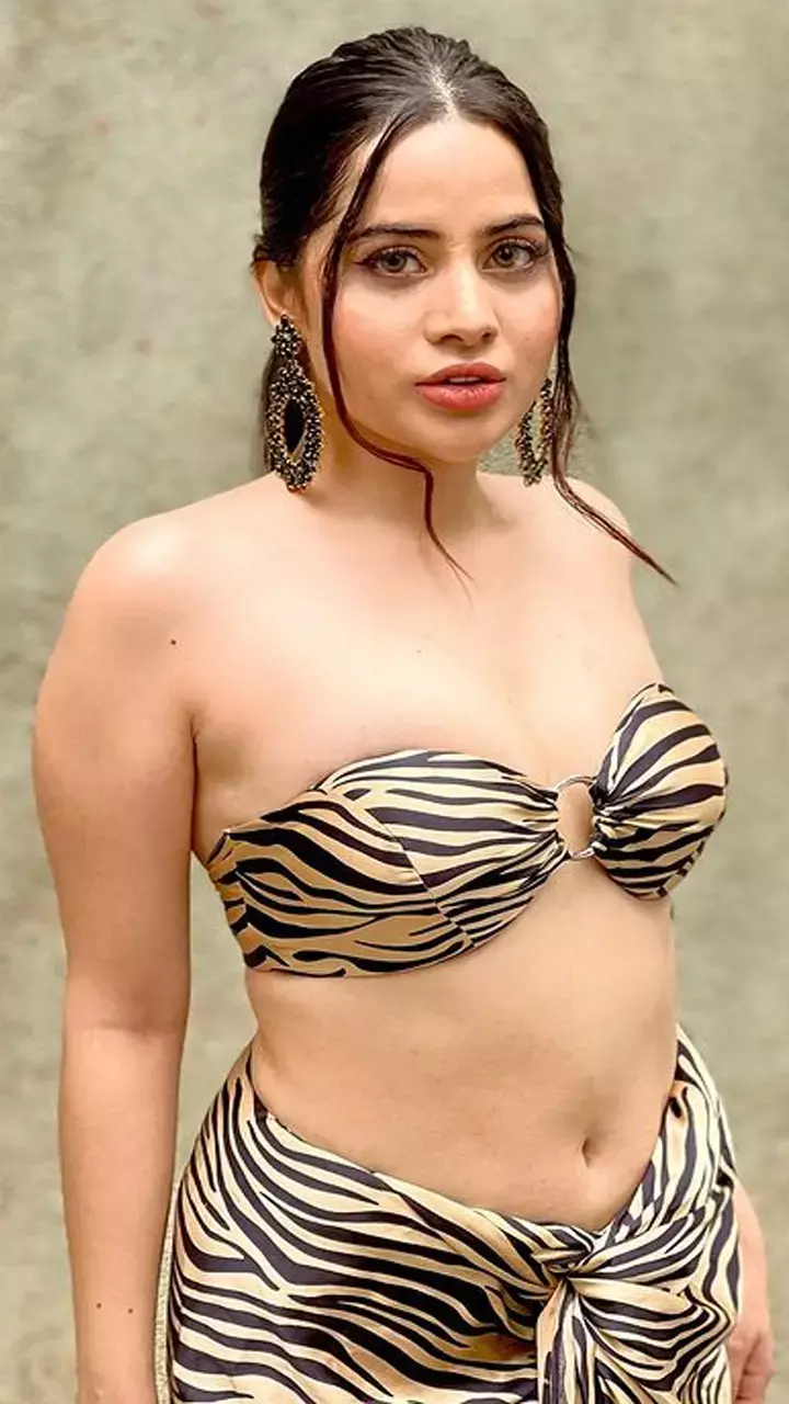 उर्फी जावेद ने फिर लगाया हॉटनेस का तड़का, मच गया हंगामा...