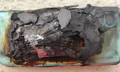 ये स्मार्टफोन बम की तरह फटा: पॉकेट में रखा था मोबाइल, तभी हुआ जोरदार धमाका... युवक हुआ बुरी तरह से जख्मी....