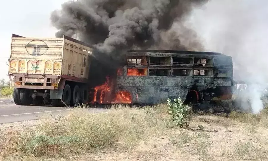 12 यात्री जिंदा जले: हाईवे पर भयानक सड़क हादसा, टैंकर और बस में जोरदार टक्कर... 12 की जलकर मौत, मची अफरा-तफरी