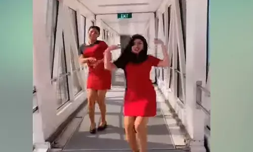 एयर होस्टेस ने इस गाने पर किया जबरदस्त डांस, बार-बार देखा जा रहा ये वीडियो... देखें