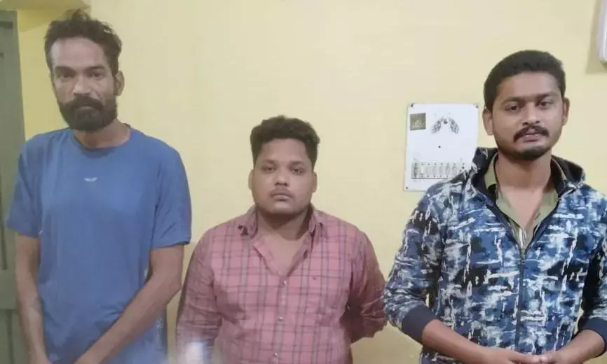 पीवीआर में चल रही थी सुर्यवंशी, तीन युवक शराब के नशे में करने लगे महिलाओं से बत्तमीजी और हूटिंग... PVR को नोटिस, तीनों गिरफ्तार