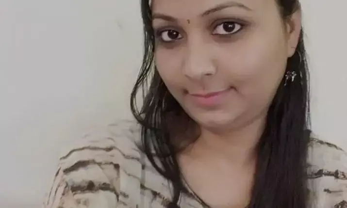 महिला सब इंजीनियर ने की आत्महत्या: खुदकशी से पहले अपने दोस्त को किया वीडियो कॉल, और लाइव लगा ली फांसी ...पुलिस जाँच में जुटी