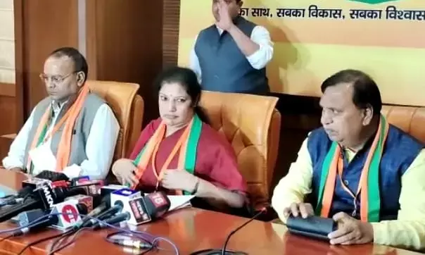 कांग्रेस पर भाजपा ने बोला हमला: डी पुरंदेश्वरी का सवाल-  केंद्र ने तो सब व्यवस्था उपलब्ध कराई, शराब पर कोरोना टैक्स लिया उससे क्या किया....पेट्रोल में पाँच रुपए और डीज़ल में दस रुपए प्रति लीटर कम करें क़ीमत