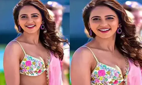 छतरीवाली बनीं रकुलप्रीत सिंह, हाथ में कॉन्डम का पैकेट लेकर शेयर किया फर्स्ट लुक..... देखें PHOTO