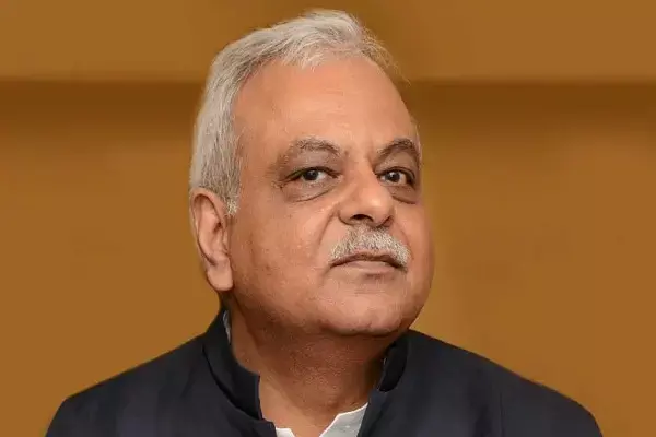 CG News: कलेक्टरों ने अंग्रेजी स्कूल खोलने हाथ किया खड़ा...तो प्रमुख सचिव आलोक शुक्ला ने कलेक्टरों को दी नसीहत, पढ़िए पत्र...