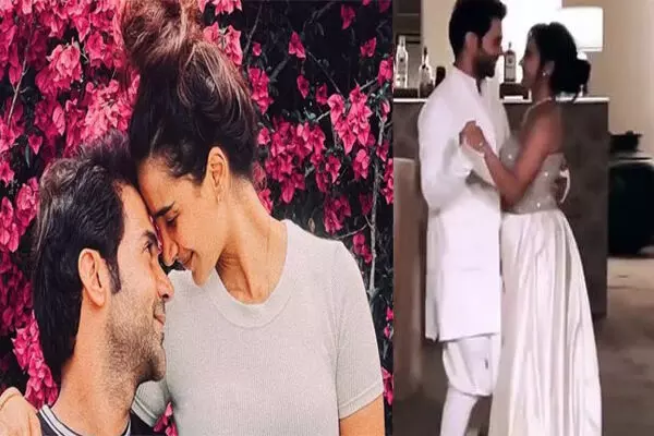 देखें VIDEO: राजकुमार राव ने पत्रलेखा को किया प्रपोज, आज चंडीगढ़ में कर रहे शादी..... दोनों का ये रोमांटिक वीडियो हो रहा है वायरल देखें VIDEO: राजकुमार राव ने पत्रलेखा को किया प्रपोज, आज चंडीगढ़ में कर रहे शादी..... दोनों का ये रोमांटिक वीडियो हो रहा है वायरल