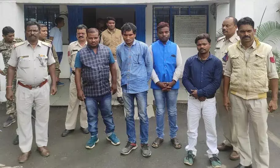 खुद को पत्रकार बताकर होटल में कर रहे थे वसूली, पुलिस ने चार को किया गिरफ्तार, नगदी और कार भी जब्त
