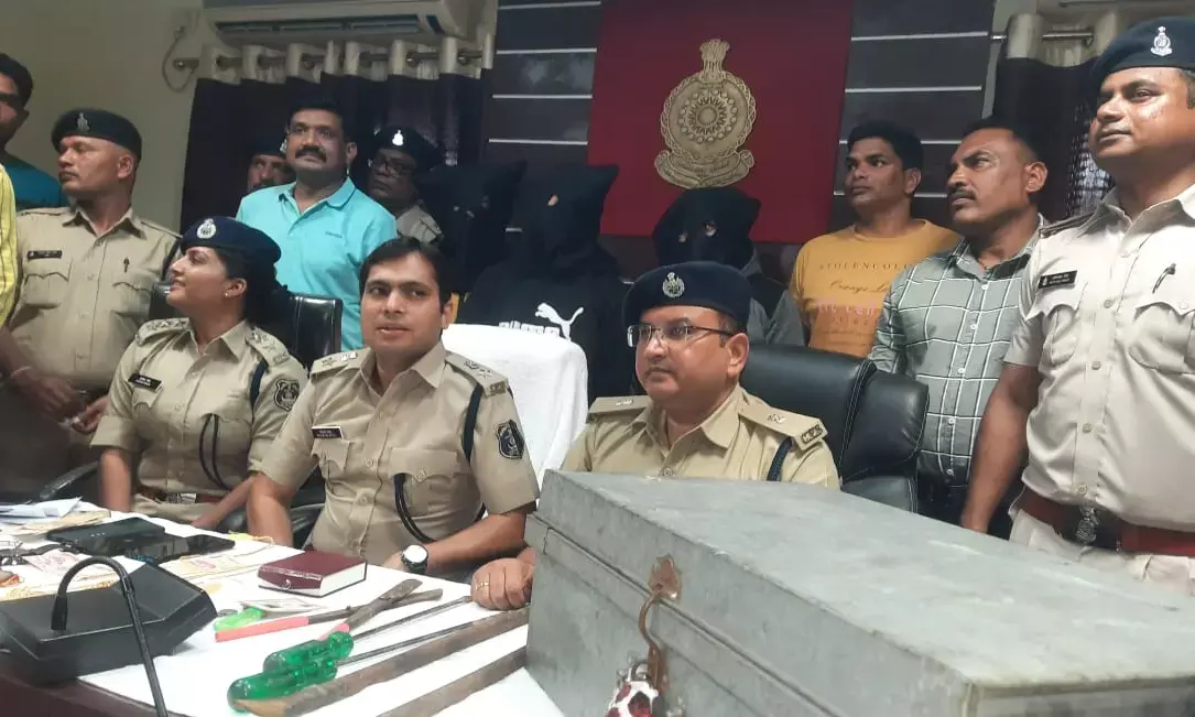 शराब की बोतल से चोरी के आरोपी तक पहुँची पुलिस, नेपाल निवासी नौकर एवं उसकी पत्नि ने रची थी चोरी की साजिश