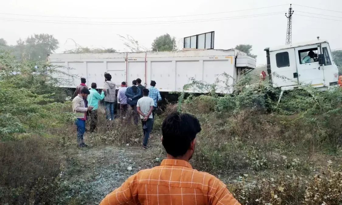 सड़क किनारे खड़े थे बाराती... तभी नशे में धुत्त ट्रेलर चालक ने बारातियों को रौंद डाला, चार की मौत, तीन घायल