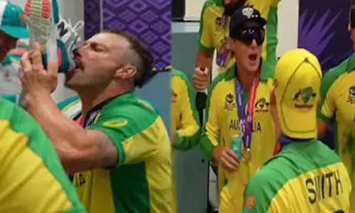 VIDEO T20 World Cup 2021: ऐसा कैसा जश्न! जीतने के बाद पैर से निकाला जूता में शराब डालकर गटकी ऑस्ट्रेलियाई खिलाड़ी... ICC ने किया वायरल विडियो
