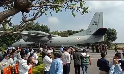 शहीद कर्नल विप्लव त्रिपाठी और उनकी पत्नी व बेटे का पार्थिव शरीर वायु सेना के विमान से रायगढ़ पहुंचा... अंतिम विदाई में उमड़ा जन सैलाब... लोगों की ऑंखें हुई नम