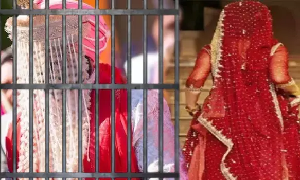 प्रेमिका की शिकायत पर शादी के मंडप से दूल्हे को उठा ले गई पुलिस, ग्रामीणों ने बारातियों को बनाया बंधक.... जानिए पूरा मामला