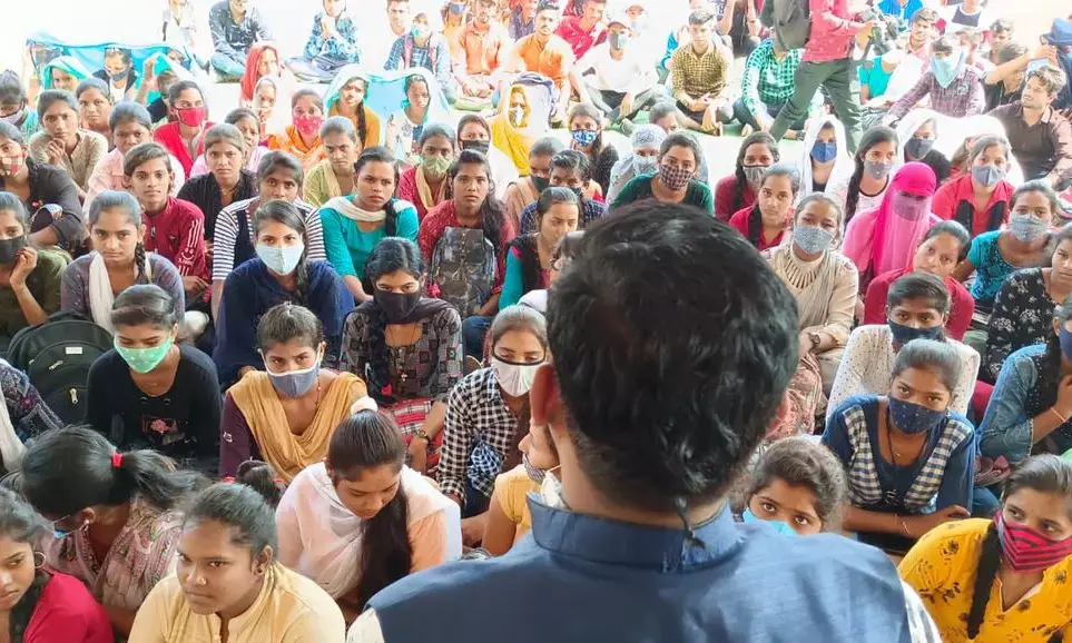 कॉलेज प्रोफ़ेसर पर दुर्व्यवहार का आरोप: कुलपति से शिकायत के बावजूद कार्यवाही सिफ़र.. ABVP धरने पर बैठ आंदोलित