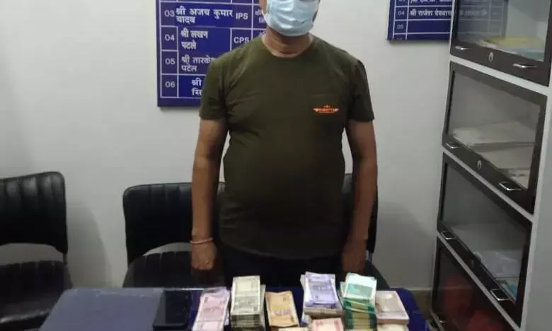 ऑनलाइन सट्टा खिलाते एक आरोपी गिफ्तार, साढ़े तीन लाख से अधिक की नगदी, लैपटॉप व पेन ड्राइव जब्त