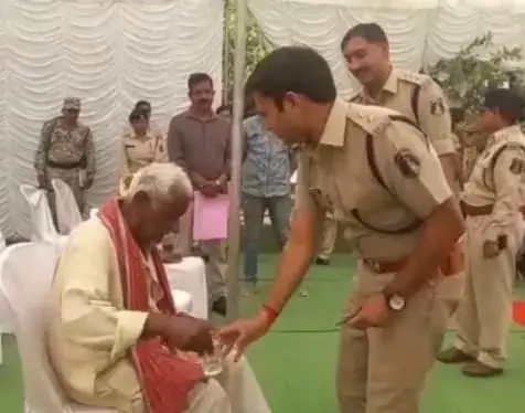 देखिये इस IPS की संवेदनशीलताः 88 साल के भूखे बैठे बुजर्ग को खुद कराया नाश्ता और छत्तीसगढ़ी में बोले...ऐला पूरा खाना हे तब तोर समस्या ला सुनबो हमन ह, अऊ ते नई खाबे त तोर समस्या ल हमन सुनन नई