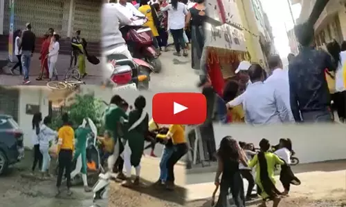 VIDEO: बीच सड़क में लड़कियों में गैंगवार शहर के व्यस्ततम इलाक़े में क़रीब पंद्रह मिनट तक लड़ती रही लड़कियाँ.. जमकर हाथापाई.. लाठी भी चली