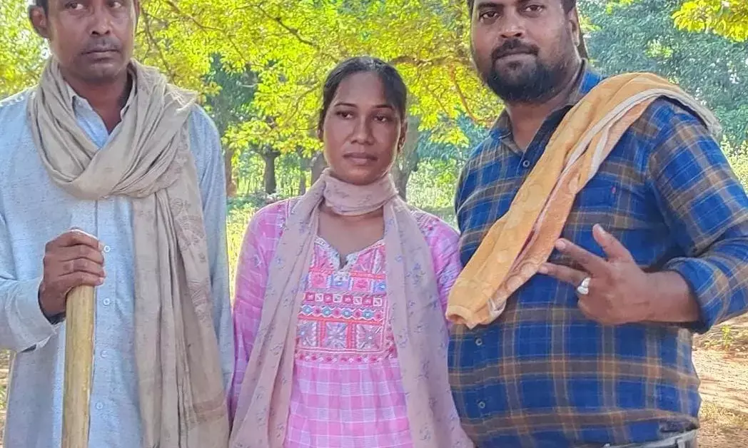 BIG BREAKING: अपहरित इंजीनियर अजय रोशन लकड़ा को माओवादियों ने किया रिहा.. पत्नी अर्पिता और स्थानीय पत्रकारों के साथ लौट रहे हैं इंजीनियर