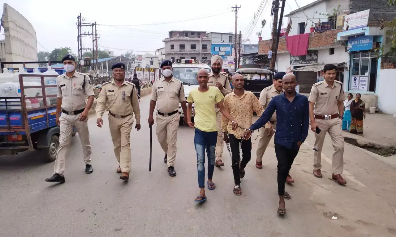 राजधानी पुलिस ने निकाला छूरेबाज लुटेरों का जूलूस गलियों में घूमते हुए बोले बदमाश नहीं करेंगे बदमाशी.. माफ़ करो माफ करो