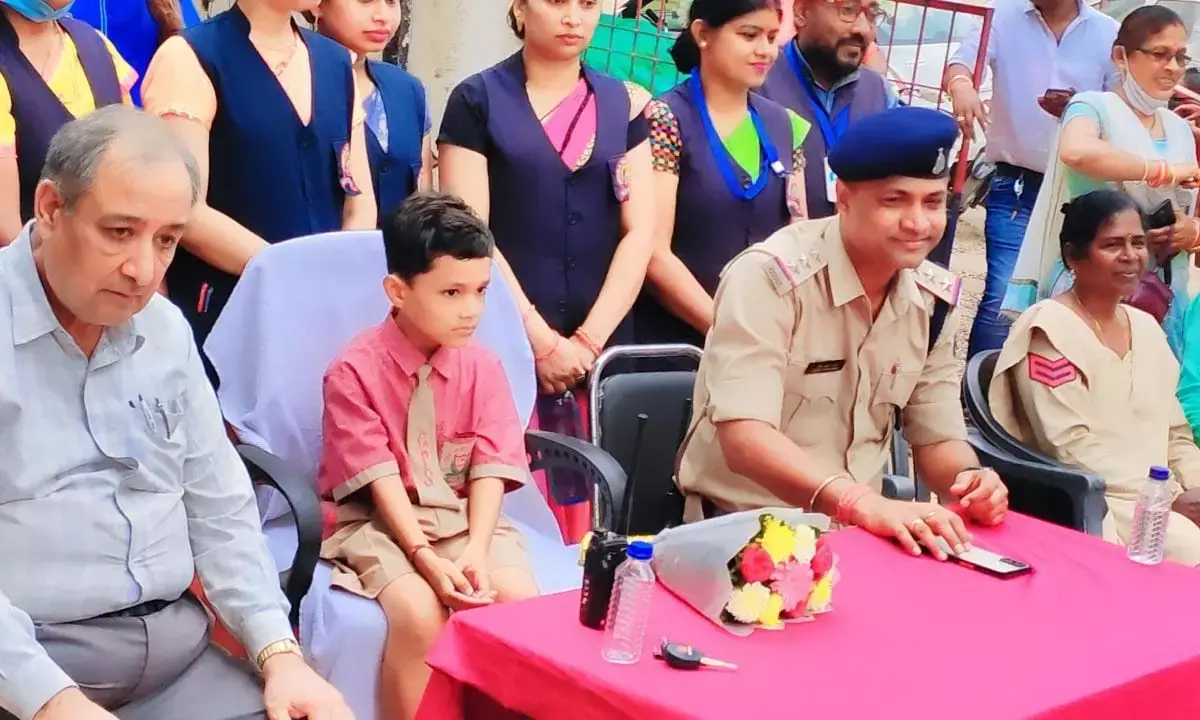 दुर्ग पुलिस की पहल: 6 वर्ष के बच्चे को बनाया एक दिन का थाना प्रभारी, बच्चों से किया गया दोस्ताना व्यवहार....